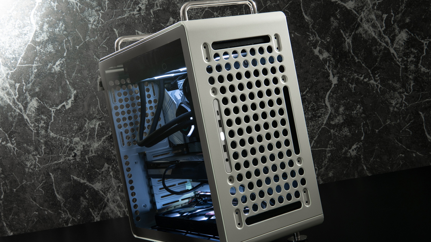 自由度と拡張性をコンパクトな筐体に凝縮！作って遊べるCooler Master