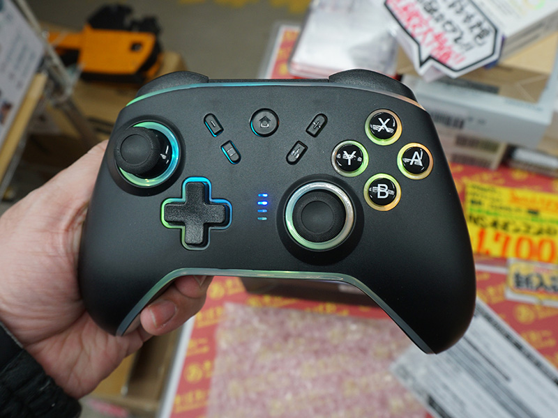 1,700円のゲームパッド「NSネオンコントローラー」があきばお～に入荷