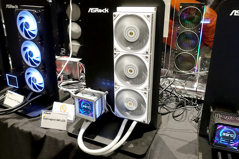 3.4型液晶を搭載した簡易水冷クーラー「Steel Legend 360 LCD」が