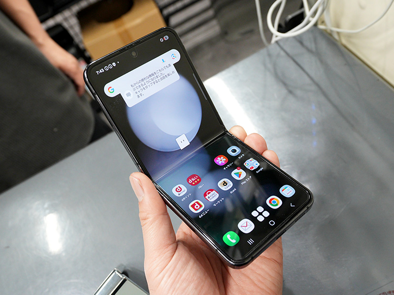 縦折り画面採用の6.7インチスマホ「Galaxy Z Flip5」が39,800円！中古