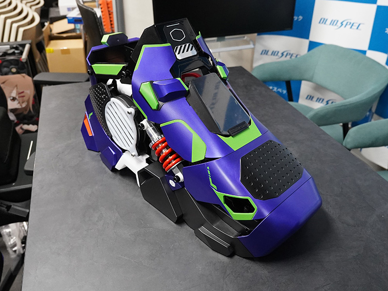 巨大スニーカー型PCケース「Sneaker X」に職人塗装の1点物モデル