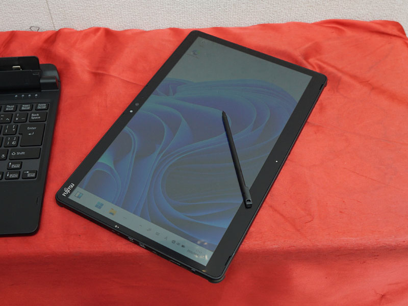 第8世代Core搭載の13.3インチWindowsタブレット「ARROWS Tab Q739/AE