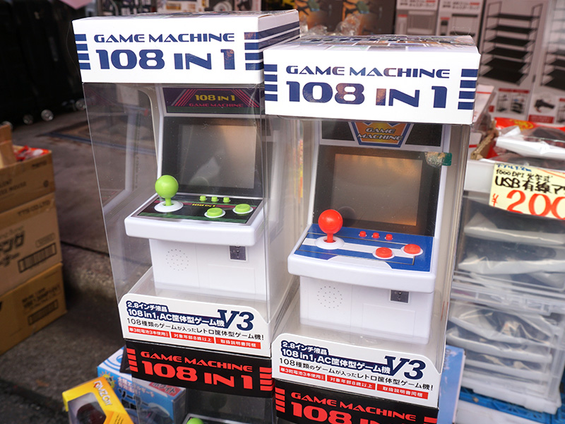 アーケード筐体風の2.8インチ画面付きゲーム機「GAME MACHINE 108 IN 1 