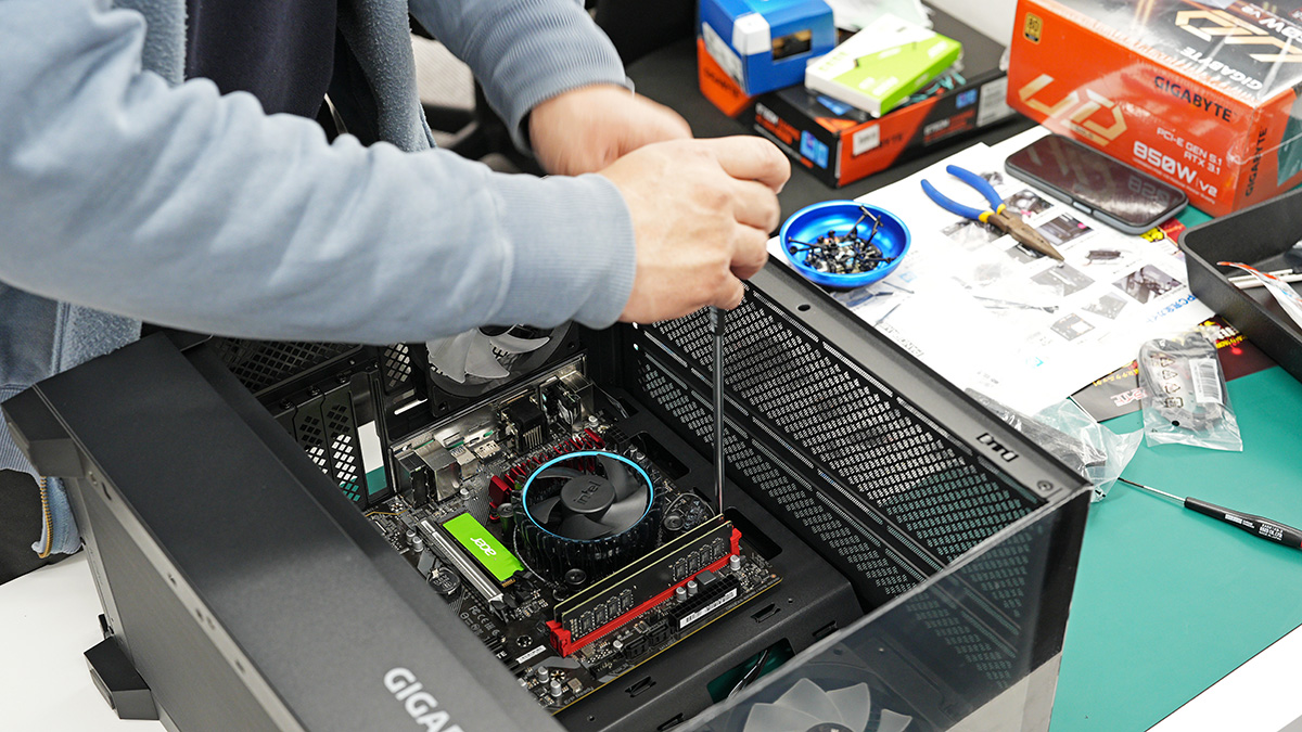 オープンしたばかりの大型PC販売店「アプライド仙台店」でPC組立