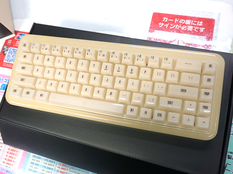 レジン筐体/透明キーキャップ採用の65%キーボード「Akko YU01」が登場