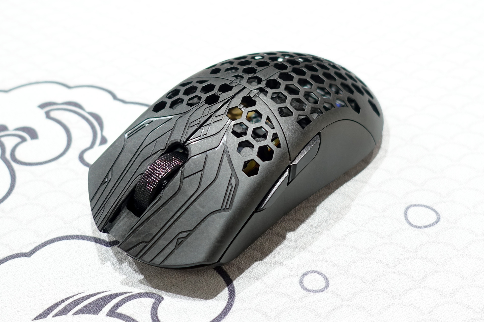 無塗装カーボン複合材採用の超軽量マウス「UltralightX Competition