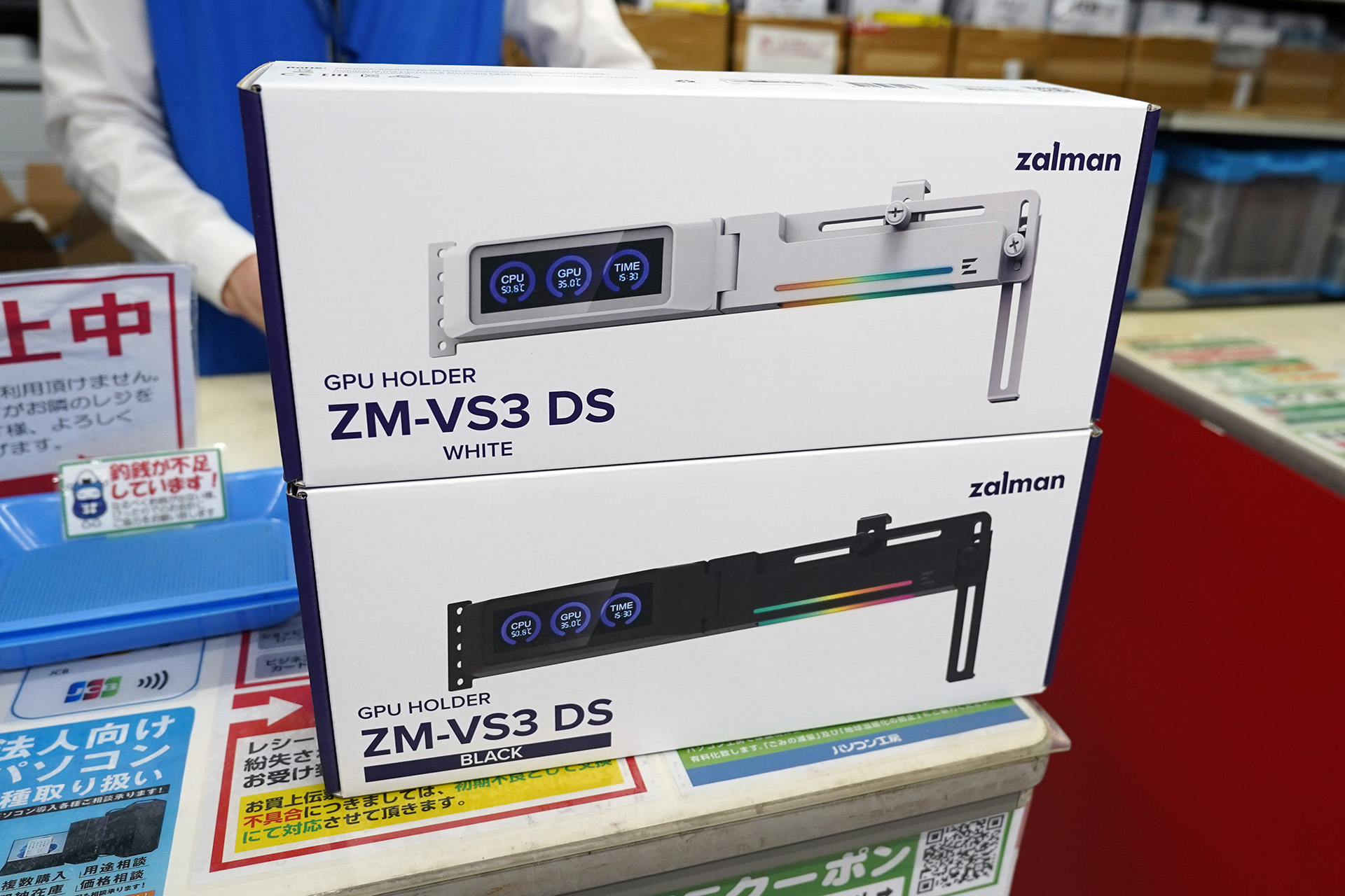 システム情報が表示できるビデオカードサポートステイ「ZM-VS3 DS」が