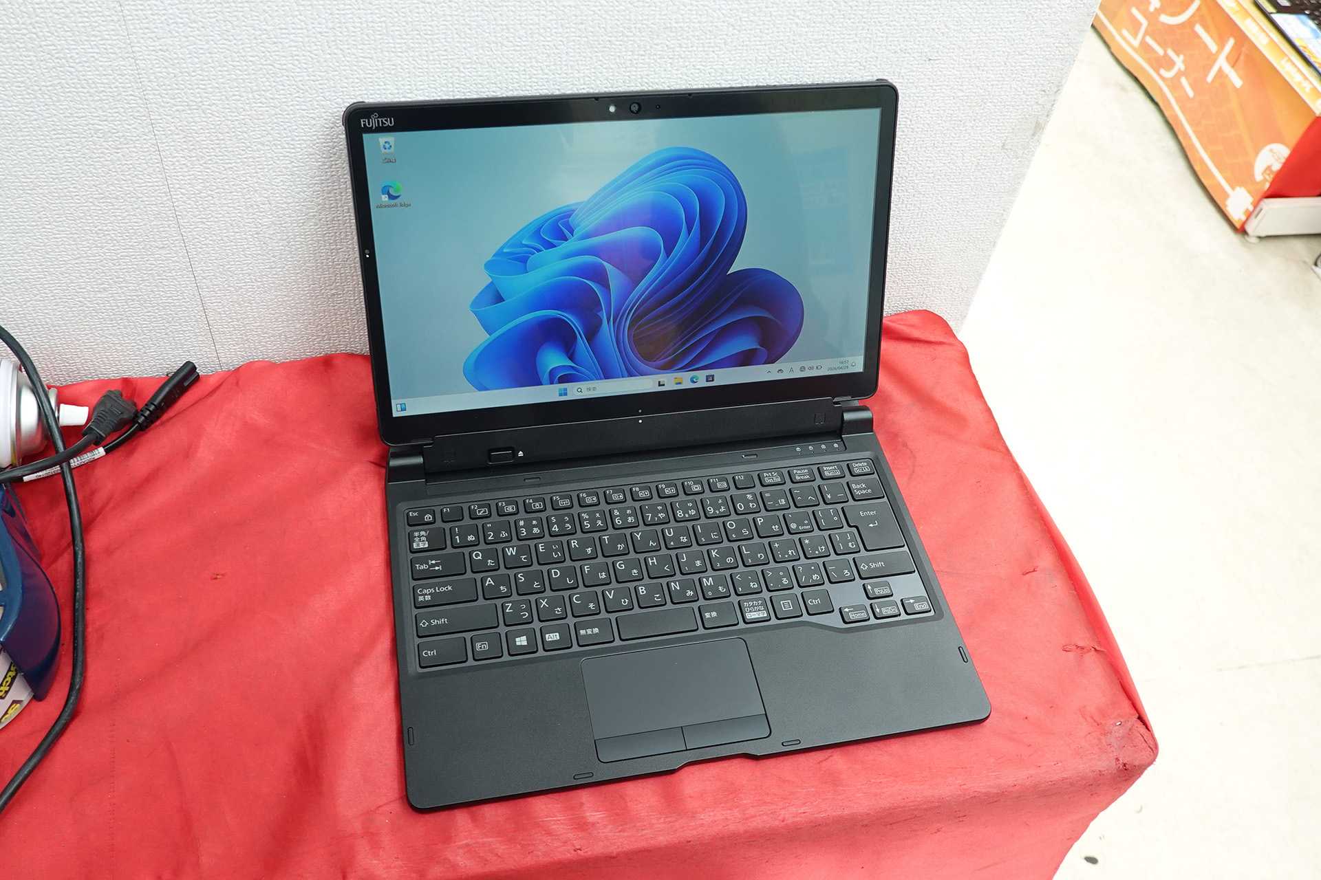 Fujitsu ARROWS Tab Q739/AE スリムキーボード付き 第8世代Core搭載の「ARROWS Tab Q739/AE」が12,800円！キーボード