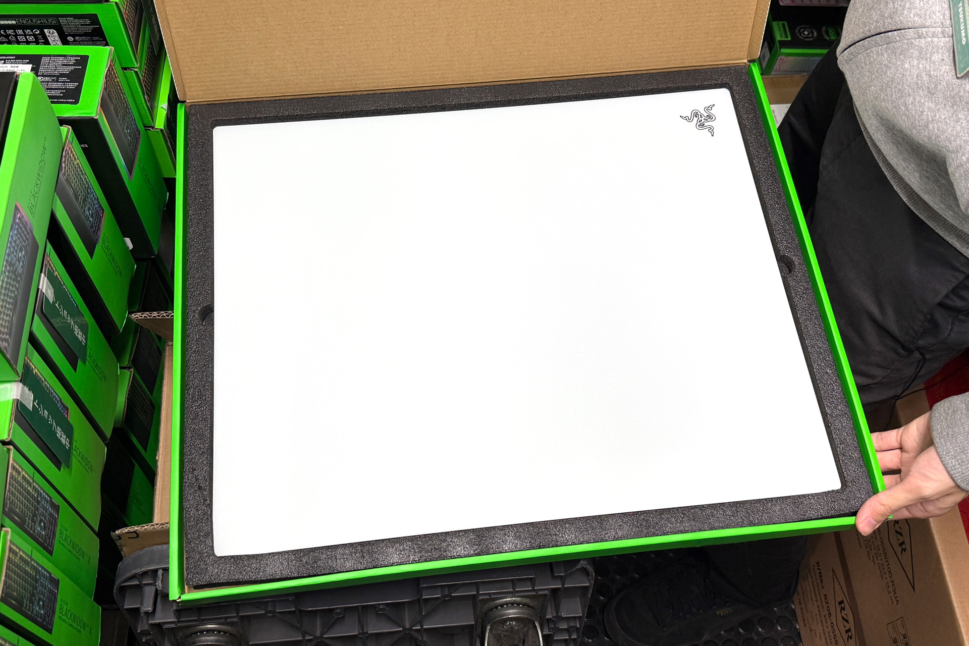 世界最薄1.9mm厚のガラス製ゲーミングマウスパッド「Atlas Pro」が 世界最薄1.9mm厚のガラス製ゲーミングマウスパッド「Atlas Pro」が