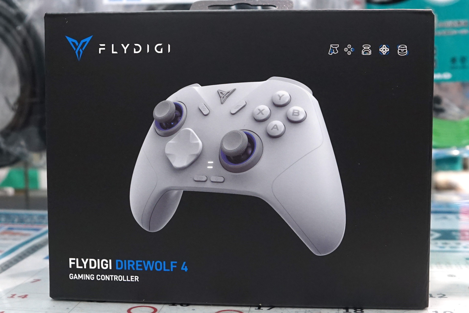 スティックテンション調整が可能なゲームパッド「FLYDIGI DIRE WOLF 4