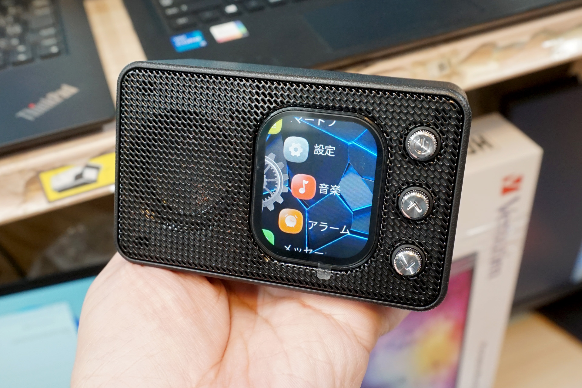 タッチ画面付きのBluetoothスピーカーが1,800円、カラーは2色 - AKIBA