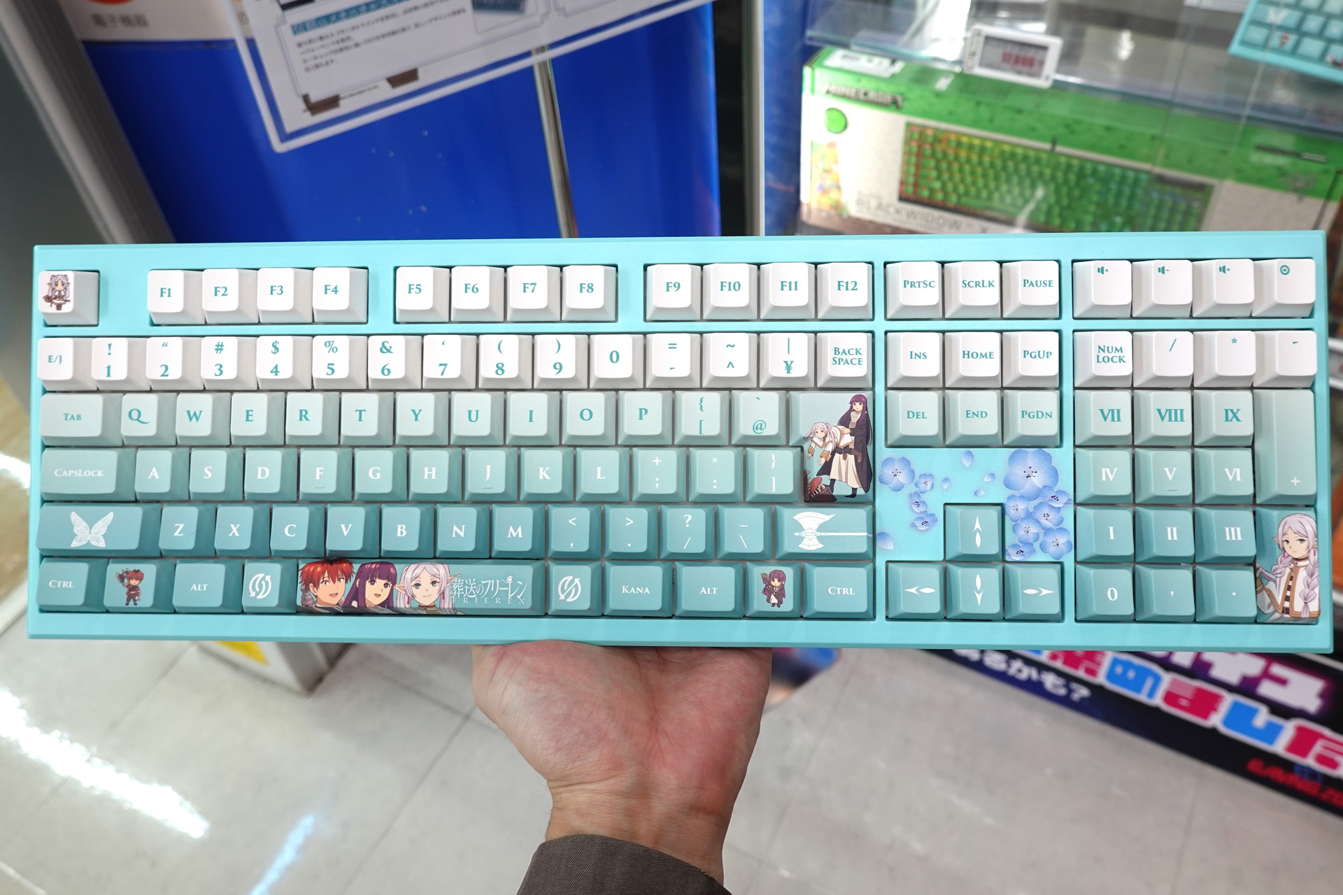 葬送のフリーレン』デザインのキーボード、ソフマップで実機展示