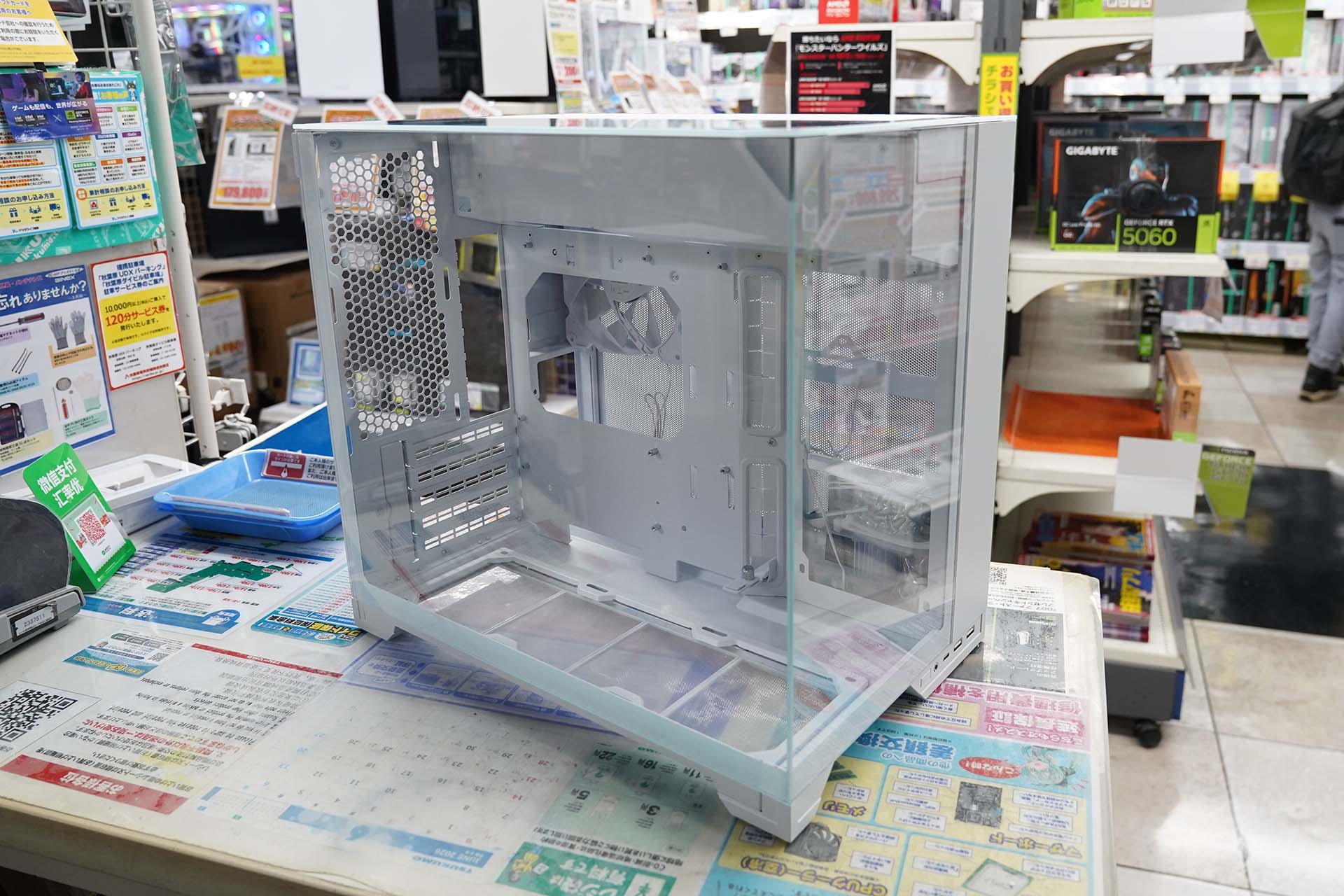 Lian Liの3面ガラスmicroATXケース「O11 Vision-M」が発売、カラーは2