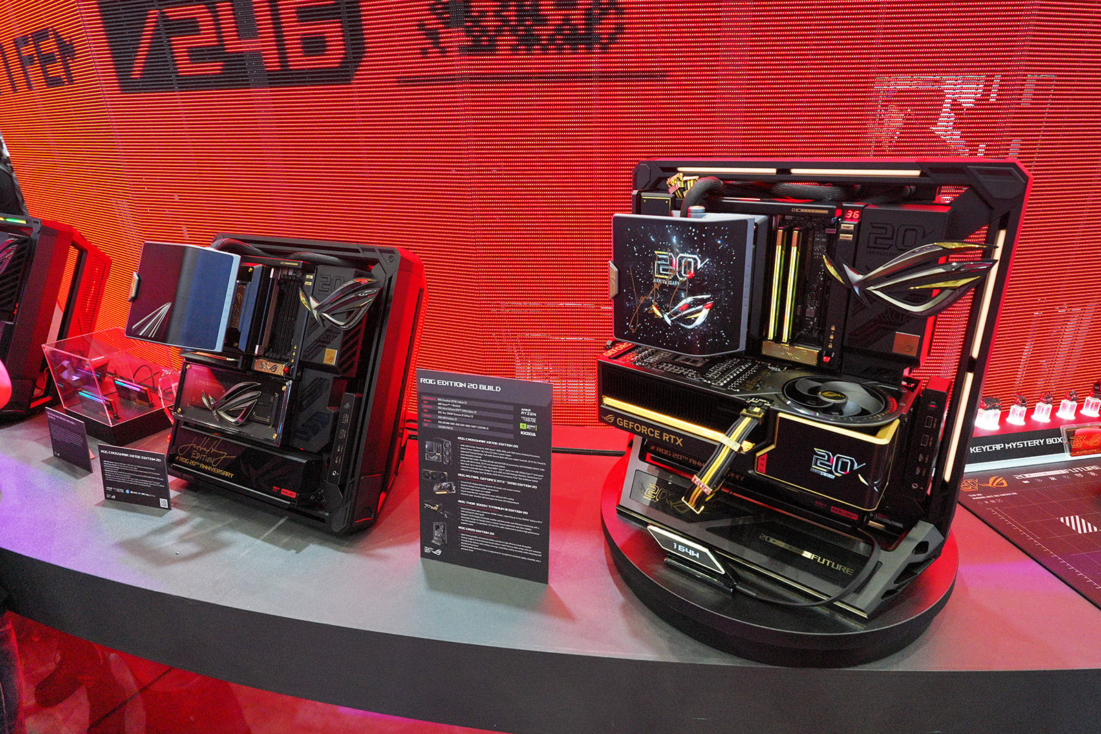 ROG 20周年記念モデルをASUSがCOMPUTEXで多数発表、大型モニター+水冷