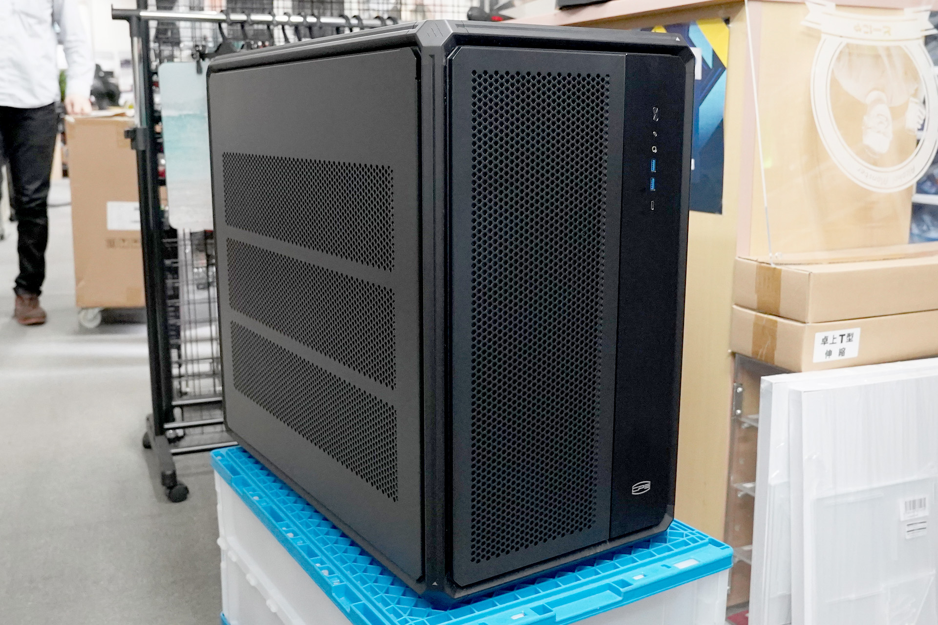 最大30基の120mmファンが搭載可能な巨大PCケース「CPS SR700」が登場
