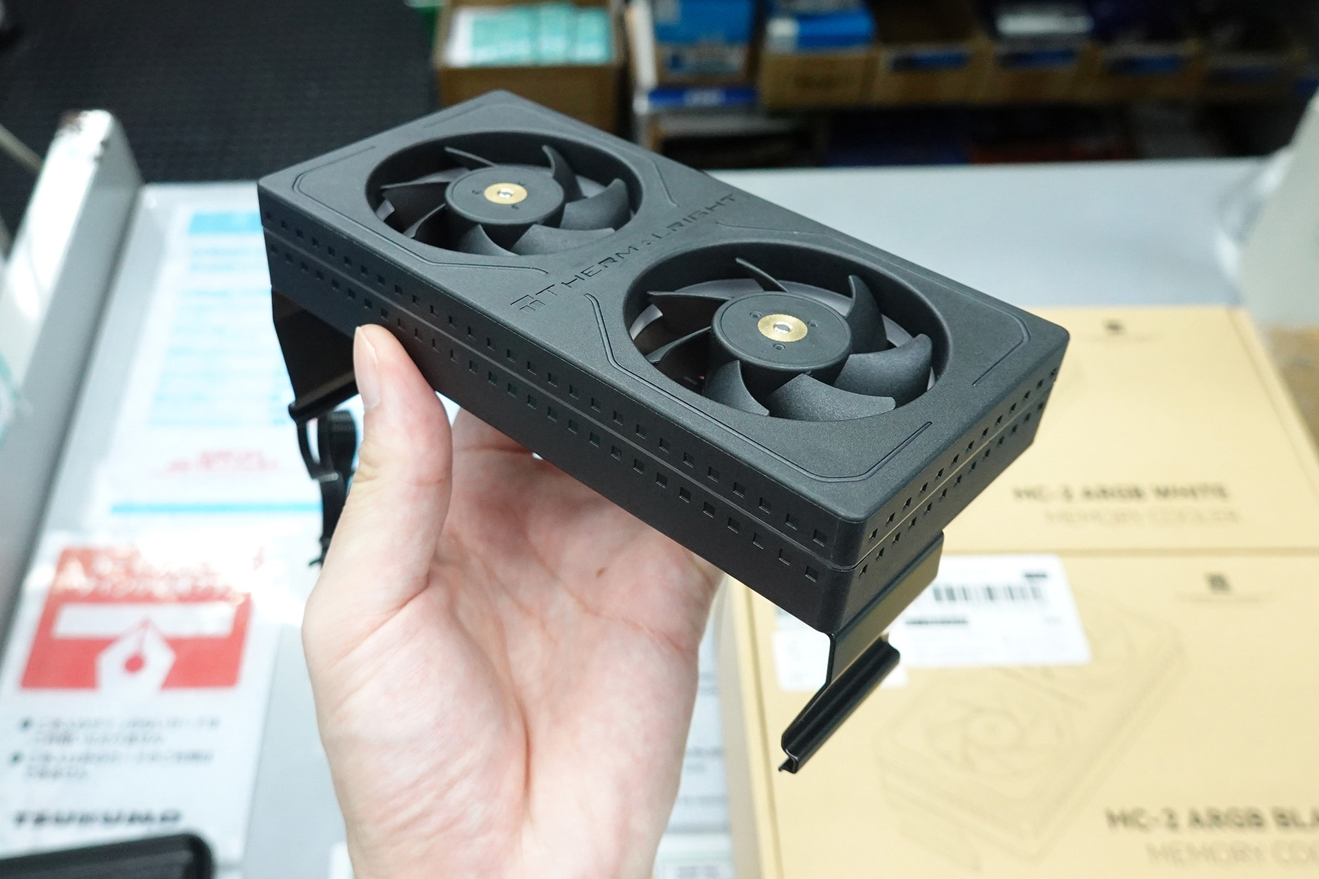 小型ファン×2搭載のメモリ用クーラー「MC-2 ARGB」がThermalrightから、カラーは2色