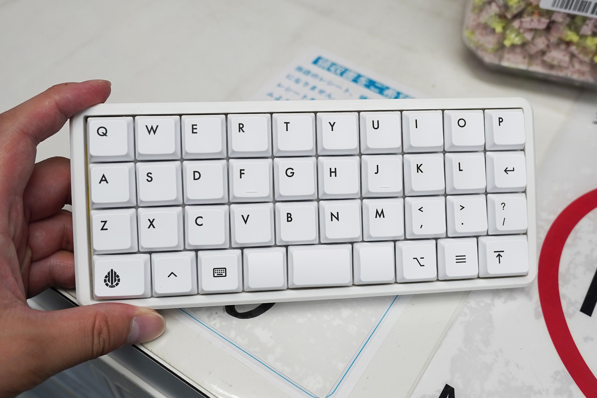 ネジ止めやはんだ付けが不要な30%キーボード自作キット「BeThirty