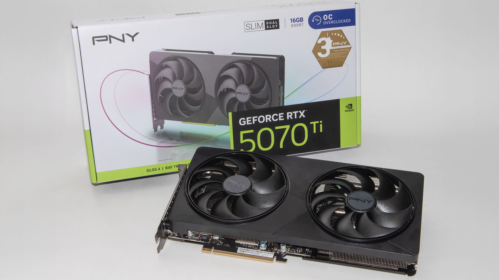 グラフィックボード・グラボ・ビデオカード PNY GeFORCE RTX 5070Ti 16GB OC TripleFan 希少なサイズ感が目を引く「PNY GeForce RTX 5070 Ti 16GB OC SLIM