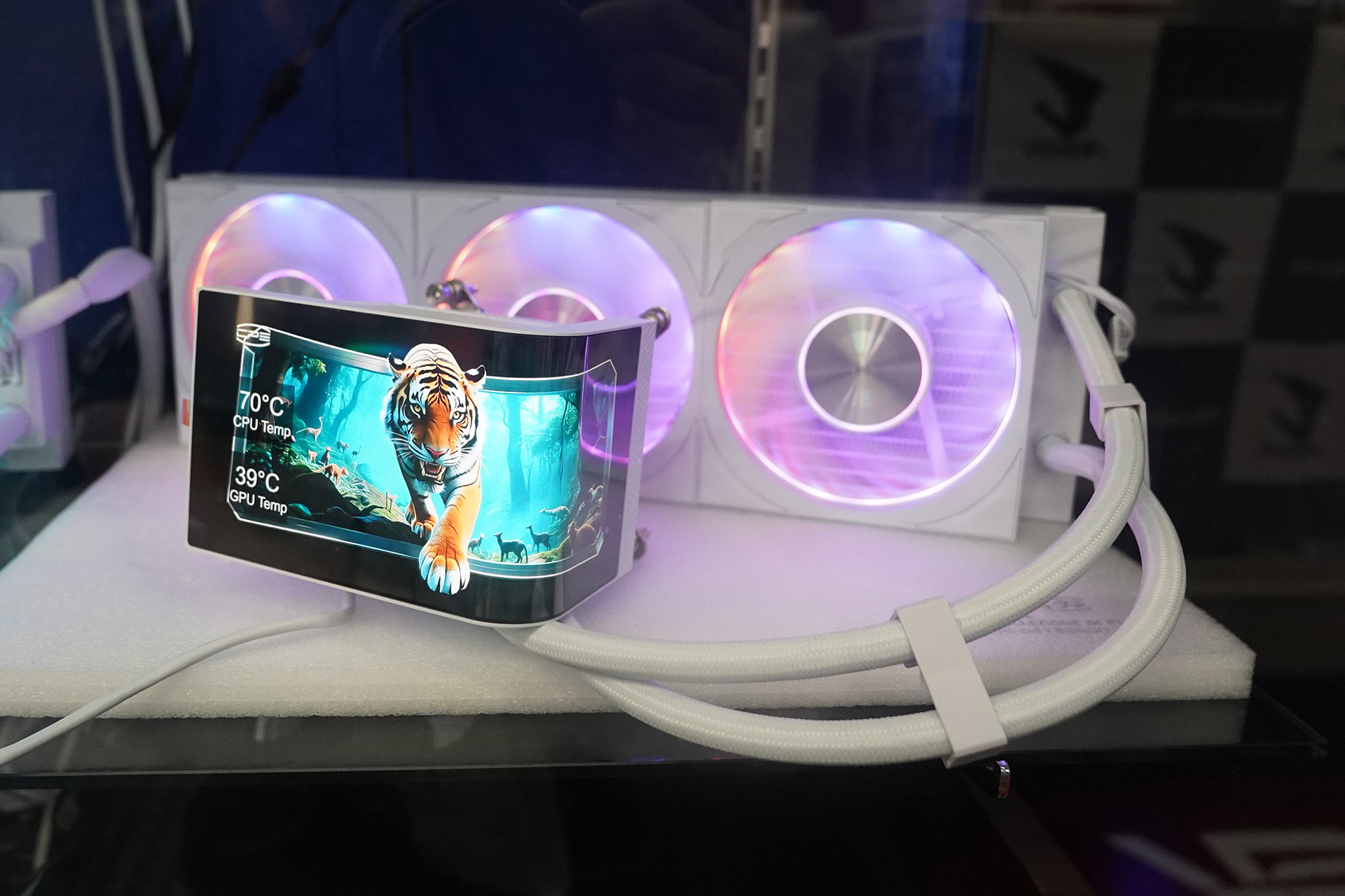 6.67インチ曲面AMOLEDを搭載したCPSの360mm水冷クーラー「DV360 ARGB