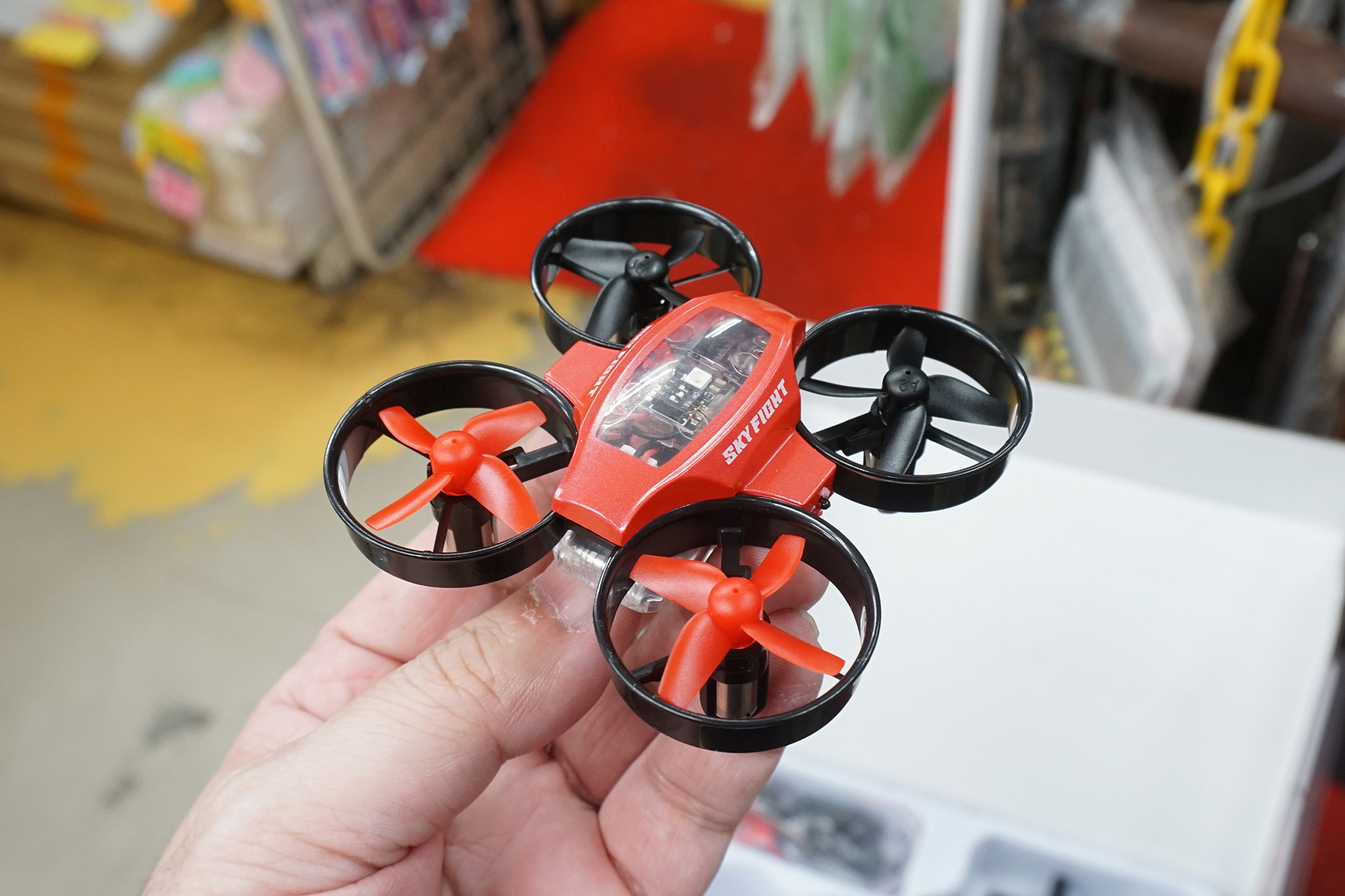 新品ドローン  レッド カラバリ豊富な1,100円のリモコン付きドローンがあきばお～に入荷