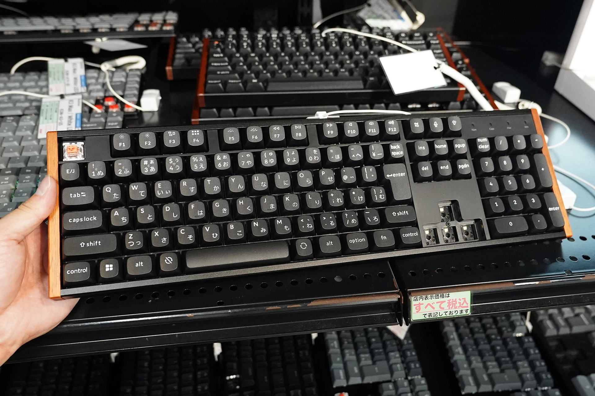 フレームの一部に木材を使用したKeychronのキーボード「K10 MAX