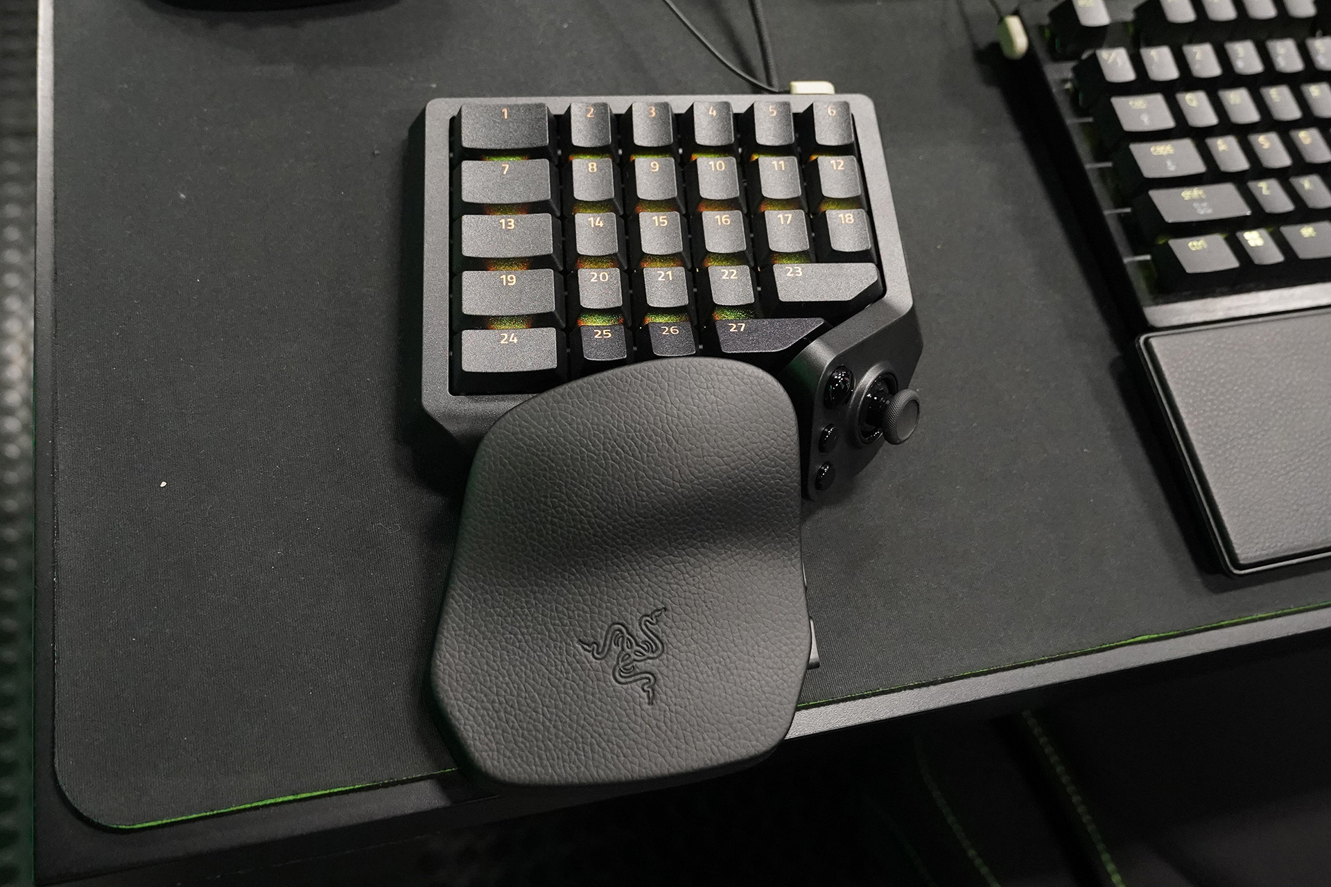 MMO/FPS向けゲーミングキーパッド「Razer Tartarus V2 Pro」の実機展示